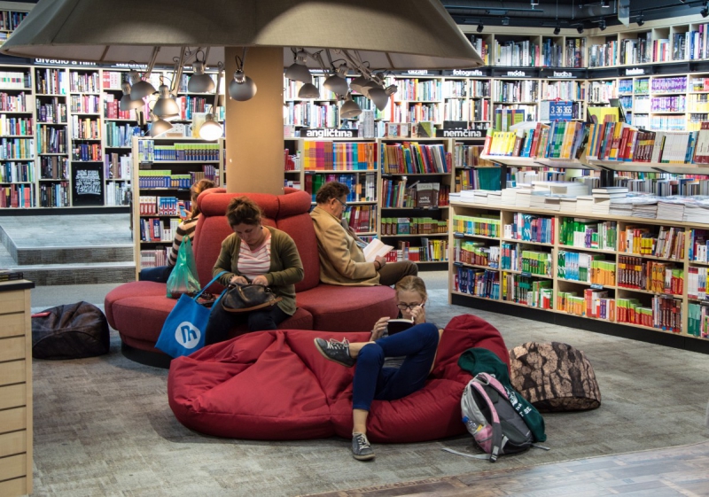 magasin-ST MARTIN VESUBIE-min_books_bookstore_book_reader_readers_reading_shop_sale_books-849006