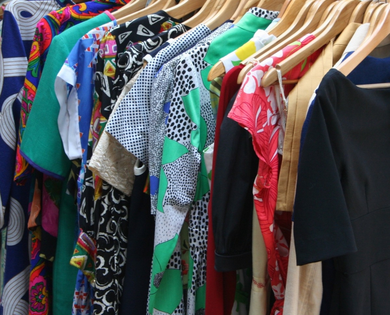 magasin-ST MARTIN VESUBIE-min_dresses_apparel_clothing_clothes_clothes_hangers_wooden_hangers_retail_shop_closet-1149845